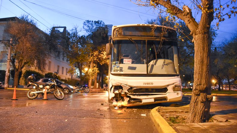 Violento choque entre un colectivo y un auto en pleno centro