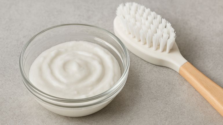 al mezclar bicarbonato con agua se genera una pasta que ayuda a limpiar el auto. al mezclar bicarbonato con agua se genera una pasta que ayuda a limpiar el auto.