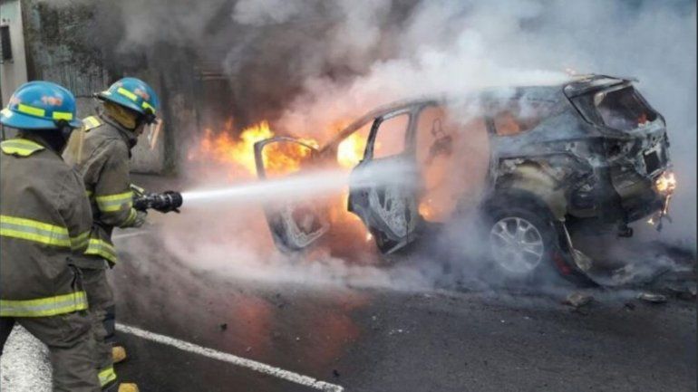 Una mujer genera un incendio en el vehículo de ex pareja y termina herida.