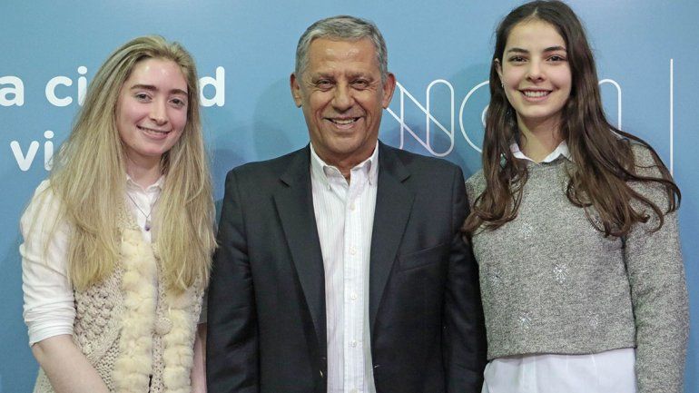 Distinguen a dos alumnas que tuvieron los mejores promedios