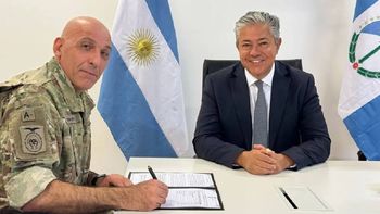 El jefe del Batallón de Ingenieros de Montaña VI, teniente coronel Agustín Savio junto con el gobernador Rolando Figueroa.