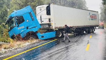 Así quedó el camión sobre la ruta tras el accidente. Dos hroas después habilitaron Samoré. Así quedó el camión sobre la ruta tras el accidente. Dos hroas después habilitaron Samoré.