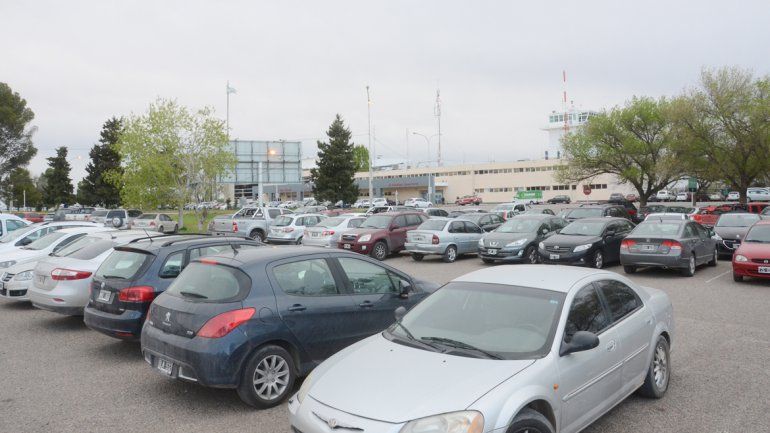 Unos 90 autos por día se quedan a dormir en la estación aeroportuaria. Los fines de semana la cifra llega a 200.