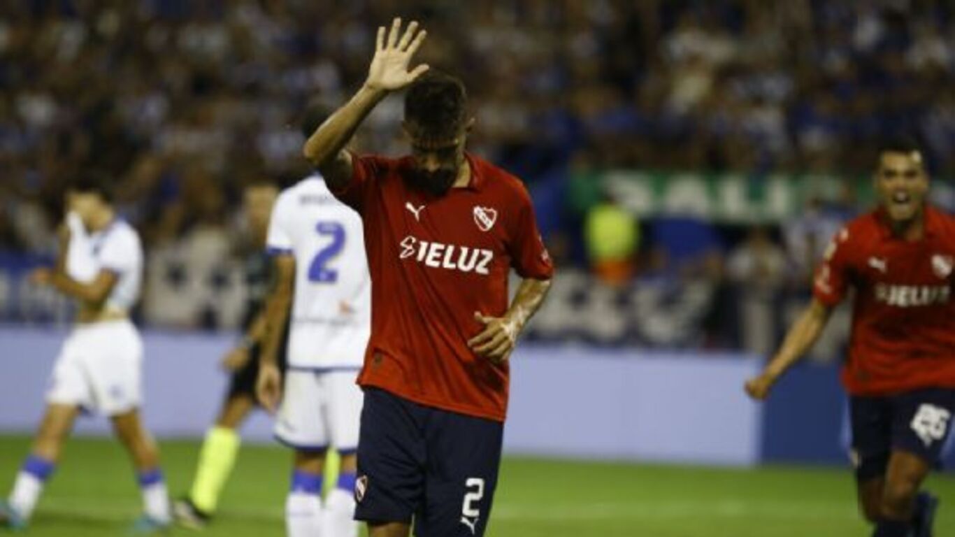 Joaquín Laso, de cabeza, hizo el gol del triunfo de Independiente y no lo festejó por su pasado en Vélez.&nbsp;