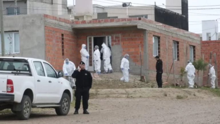 La policía científica de Sana Cruz en la casa del barrio 13 de Diciembre de Caleta Olivia: ingresaron varias horas después de la emergencia.