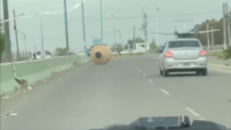 El video tomado por un conductor de Comodoro Rivadavia muestra al tanque rodando por la ruta 39 en un día de alerta naranja por los fuertes vientos.
