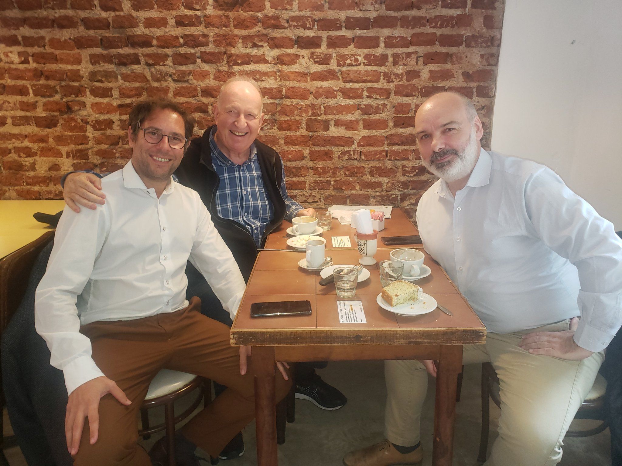 El juez Santiago Martín, Daniel Sabsay y el abogado José Esain, impulsor del freno a la actividad offshore. 