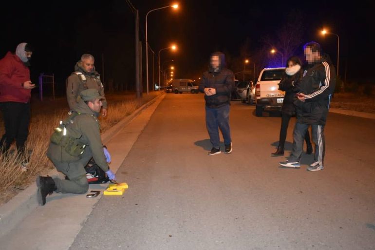 Durante su huida, los narcos arrojaron una mochila con dos kilos de cocaína.