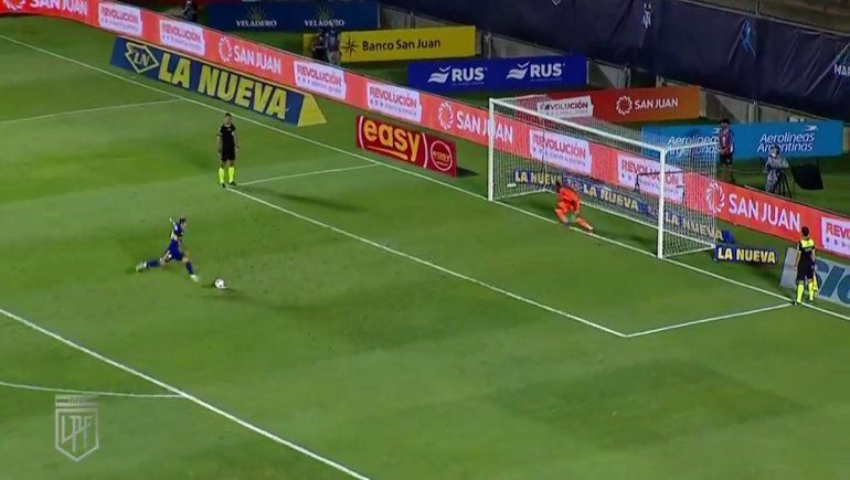 Momento en el que Julio Buffarini cobró el último penal de Boca.