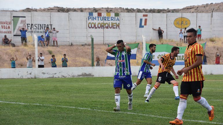 El león rugió y le arrebató la punta al dino