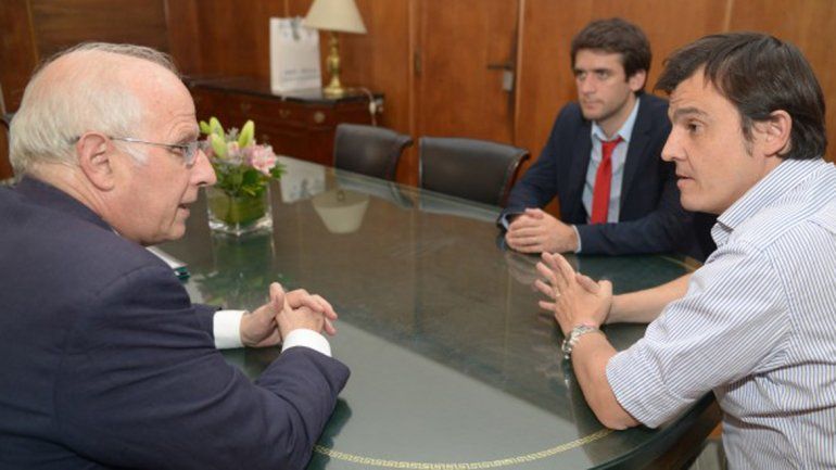 José Brillo reunido con productores afectados por el granizo.