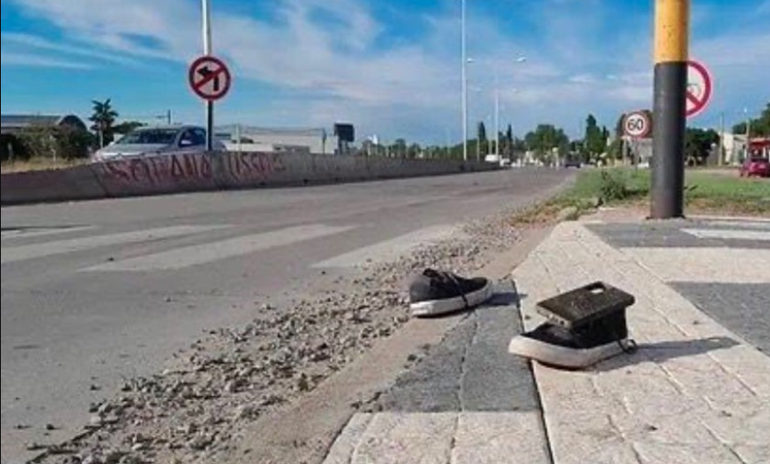 Las zapatillas y el celular de Lía Falcón, en el lugar de la tragedia. Las zapatillas y el celular de Lía Falcón, en el lugar de la tragedia. 