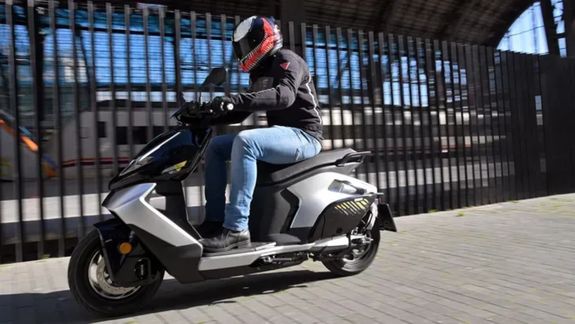 El ZEEHO AE8 S+, uno de los scooters que acaban de lanzarse en Argentina.