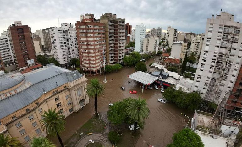 Bahía Blanca: el estremecedor video de como, minuto a minuto, sube el agua y tapa la ciudad