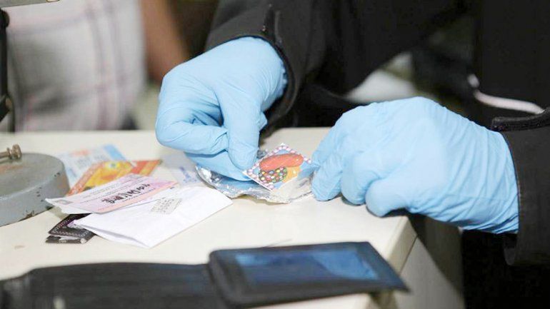 La droga estaba adherida a los populares stickers Candy Crush.