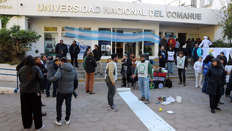 Crisis en la UNCo por el decreto de Javier Milei: La gente se acerca y se sorprende por lo que cobramos