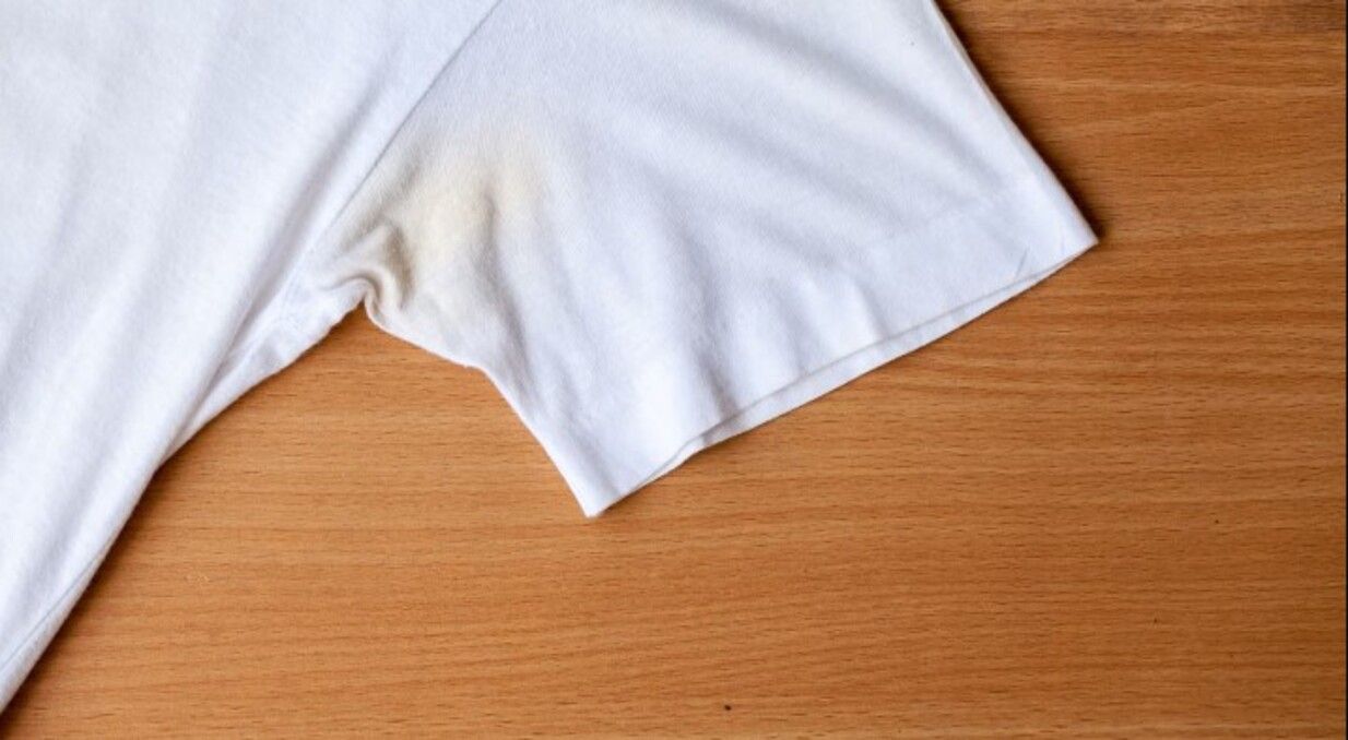 Ni vinagre ni bicarbonato: este es el truco para eliminar las manchas amarillas de tu ropa blanca en un instante