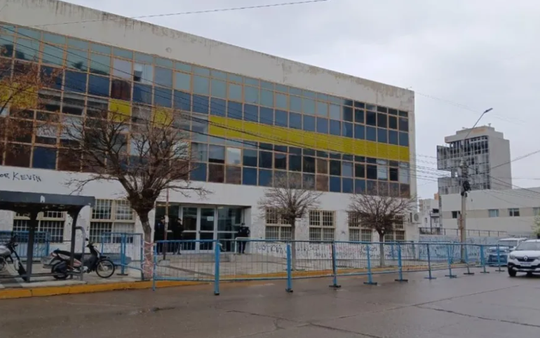 El juicio se inició el martes en la Oficina Judicial de Puerto Madryn, que estuvo vallada. El juicio se inició el martes en la Oficina Judicial de Puerto Madryn, que estuvo vallada. 
