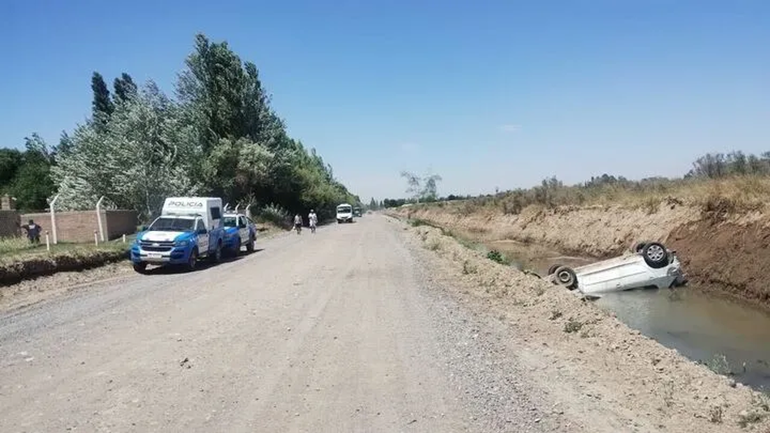 El accidente ocurrió este viernes al mediodía en el Oeste de Neuquén / Foto Prensa Policía