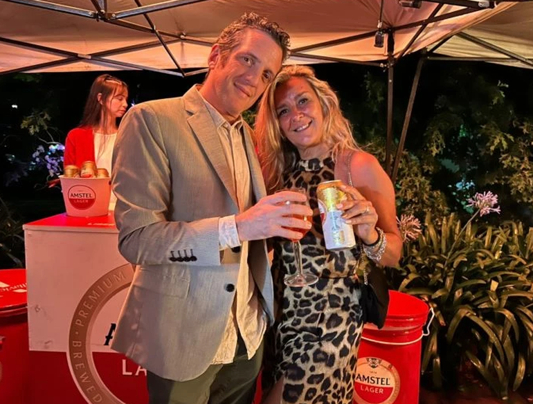 Mauro Szeta fue uno de los pocos famosos invitados a la fiesta. Llegó acompañado de su mujer, Clarissa Antonini.