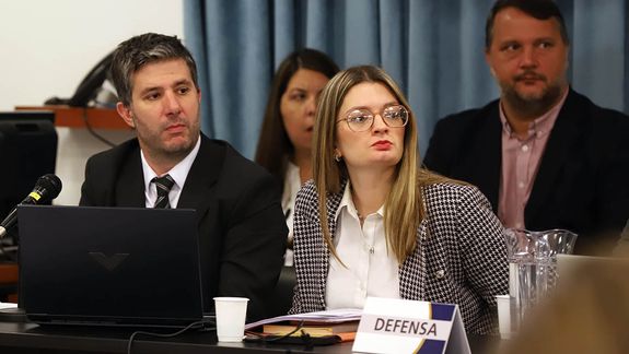 El defensor Pablo Gutiérrez asiste a Ariel Krom.