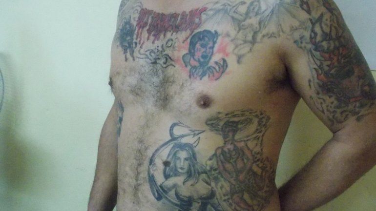 Los tatuajes en el torso y brazos de Osvaldo Castillo sorprendieron a los investigadores. El perfil del hombre parece dar con el de un fanático religioso que mezcló elementos kimbanda con el satanismo.