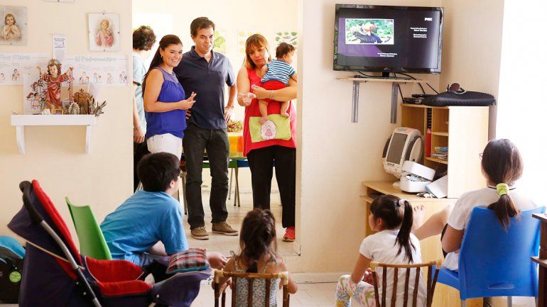 El ministro Alcaraz visitó hogares de niños.