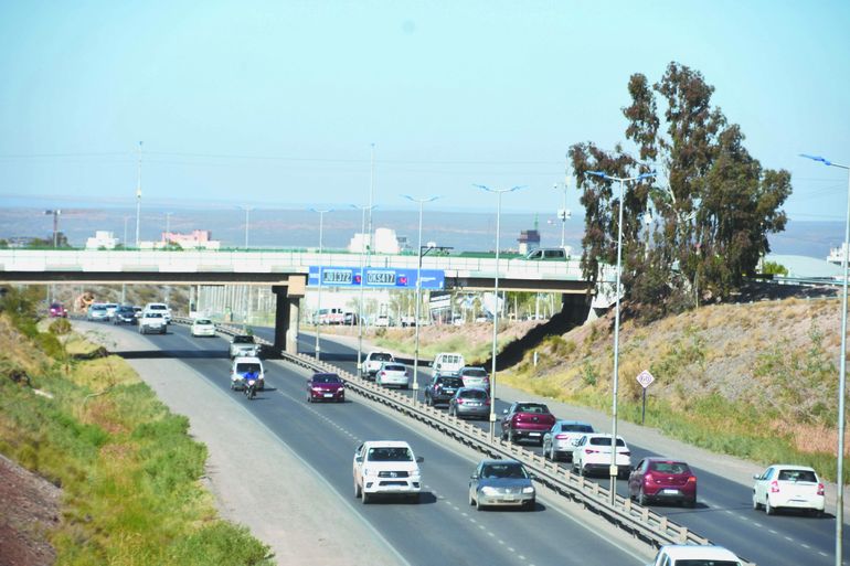 Los pórticos y totems inteligentes miden velocidad y cantidad de vehículos.