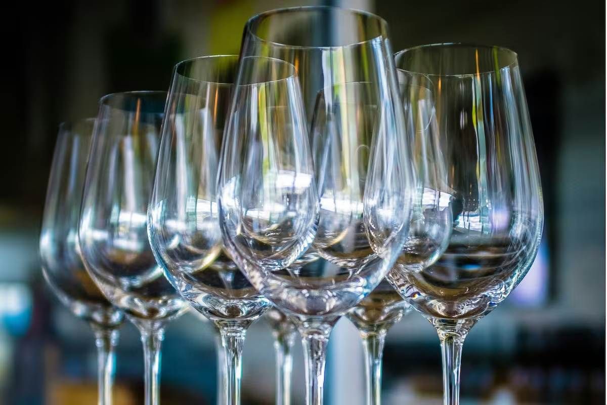 Olvidate del detergente: el sencillo truco para dejar los vasos relucientes