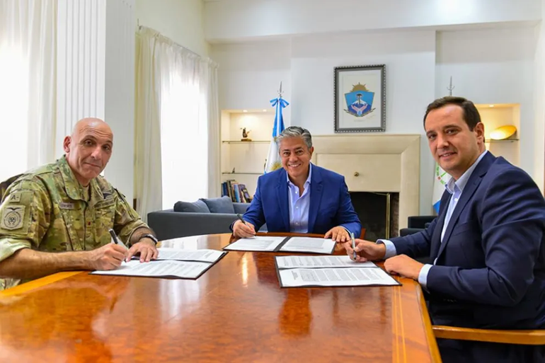 El coronel Pablo Conforte, Rolando Figueroa y Lucas Castelli. Foto: Neuquén Informa El coronel Pablo Conforte, Rolando Figueroa y Lucas Castelli. Foto: Neuquén Informa