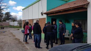 allanaron un hogar y descubrieron que tenian escondido a los abuelos en un cuarto allanaron un hogar y descubrieron que tenian escondido a los abuelos en un cuarto