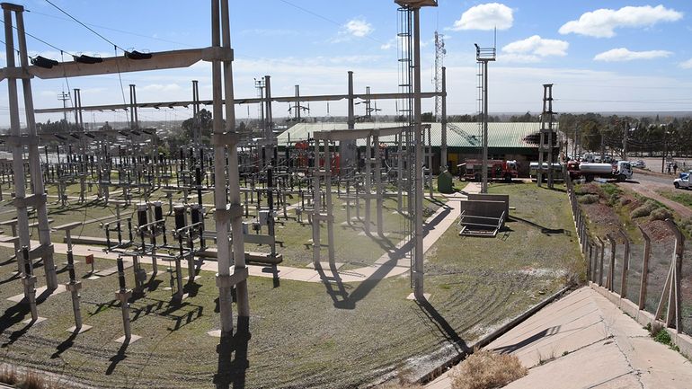 Las 13 celdas que se quemaron en el interior de la Estación Transformadora Centenario fueron reemplazadas por los reconectadores externos. Centenario está funcionando pero no con equipo de emergencia, sino con dos transformadores. Las 13 celdas que se quemaron en el interior de la Estación Transformadora Centenario fueron reemplazadas por los reconectadores externos. Centenario está funcionando pero no con equipo de emergencia, sino con dos transformadores.