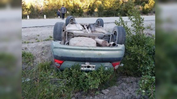 Pincharon una rueda y volcaron a metros del ingreso a Villa Meliquina