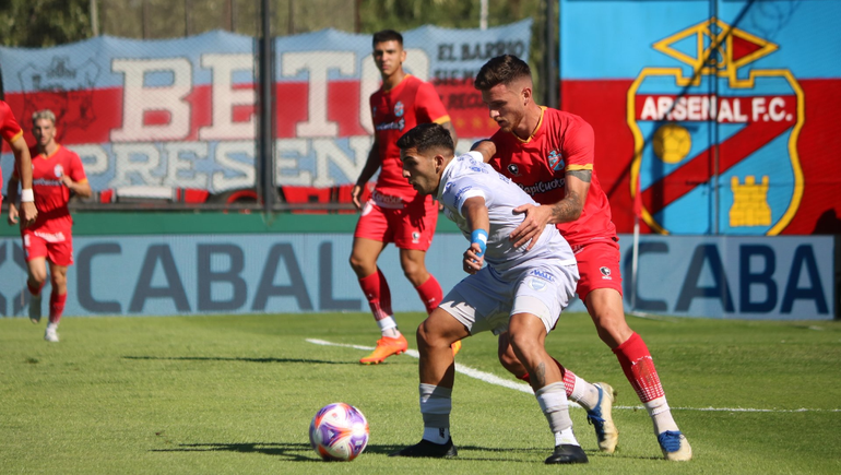 Con un frentazo impecable marcó el primer tanto de Arsenal por la fecha 12 de la Liga Profesional.&nbsp;