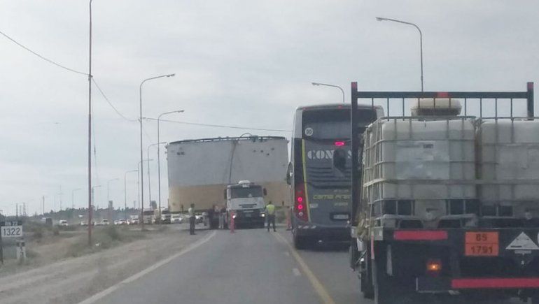Trasladan tres enormes tanques petroleros por las rutas de la provincia y piden precaución