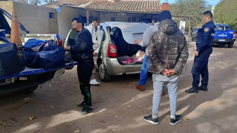 Insólito: detuvieron a cinco hombres que viajaban con la hija de uno de ellos en el baúl del auto