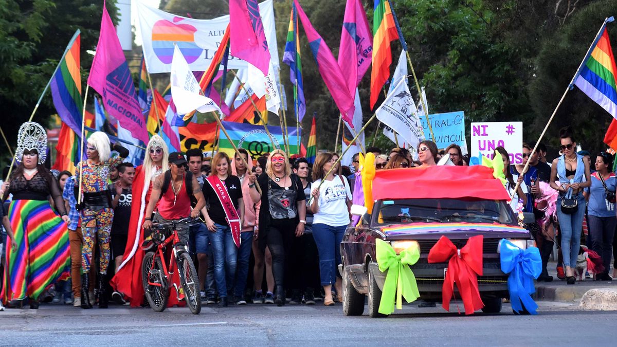 Una multitud se vistió de colores en la marcha del Orgullo
