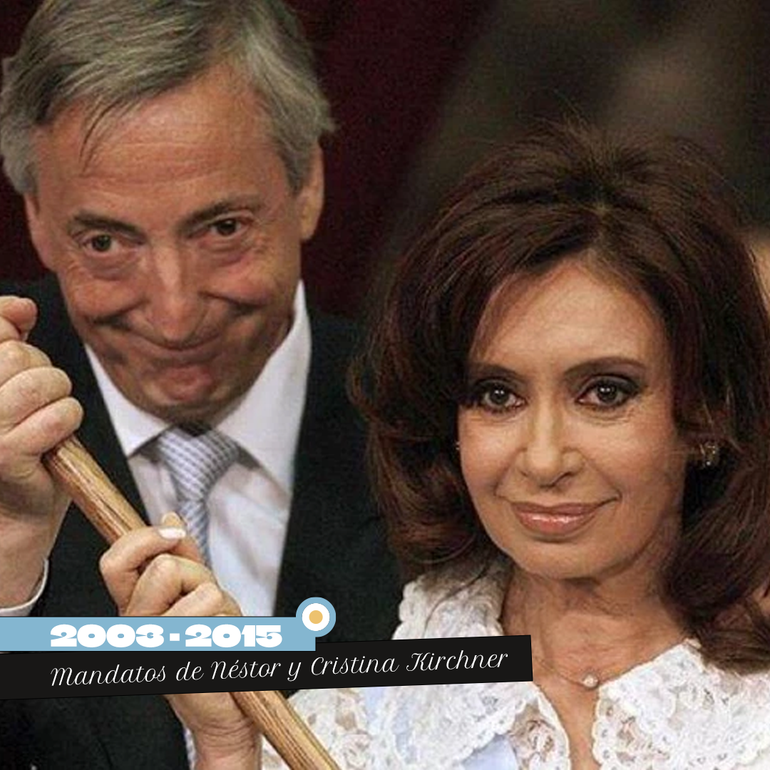 Néstor Kirchner le entrega el mando de su esposa, Crisitina Fernández.