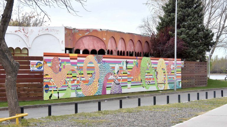 La ciudad ya luce su nuevo mural a orillas del río Limay