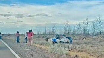 El vuelco se originó en la Ruta 237 entre Picún Leufú y El Chocón. El vuelco se originó en la Ruta 237 entre Picún Leufú y El Chocón.
