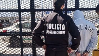 El sospechoso estaba prófugo en Trelew desde el viernes 18, cuando tres supuestos cómplices del golpe al shopping de Caleta Olivia fueron detenidos. El sospechoso estaba prófugo en Trelew desde el viernes 18, cuando tres supuestos cómplices del golpe al shopping de Caleta Olivia fueron detenidos.