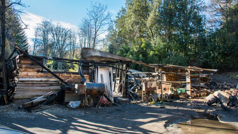 Las llamas devoraron la humilde casilla de madera del barrio Norte.