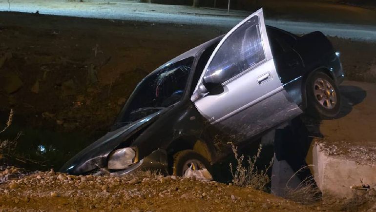 El Chevrolet Corsa quedó incrustado en la obra inconclusa que rodea al puente de la Avenida Traful. El Chevrolet Corsa quedó incrustado en la obra inconclusa que rodea al puente de la Avenida Traful.