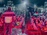Sergio Galleguillo se presentó bajo la lluvia frente a miles de espectadores en el último fin de semana de la Expo de Plottier. 