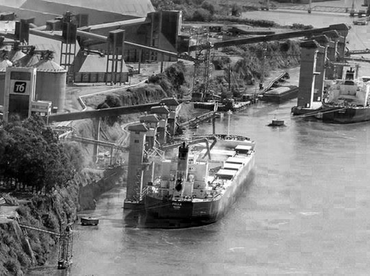 1983 - 1987: En la ruta de la hidrovía. La exportación crecía y saturaba la cadena logística, pese a las constantes inversiones. Se lanzó, entonces, el proyecto Terminal 6, en la hidrovía Paraná-Paraguay. Foto: AGD 1983 - 1987: En la ruta de la hidrovía. La exportación crecía y saturaba la cadena logística, pese a las constantes inversiones. Se lanzó, entonces, el proyecto Terminal 6, en la hidrovía Paraná-Paraguay. Foto: AGD