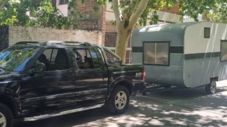 El hombre pensó que el movimiento del vehículo fue porque sus hijos de 8 y 11 años habían soltado sin querer el freno de mano de la camioneta. | LM Neuquen El hombre pensó que el movimiento del vehículo fue porque sus hijos de 8 y 11 años habían soltado sin querer el freno de mano de la camioneta.