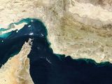 El estrecho de Ormuz se ubica entre el golfo de Omán y el golfo Pérsico. Irán, los Emiratos Árabes Unidos y Omán lo controlan.