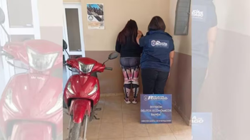 mujer estafa tarjeta de crédito