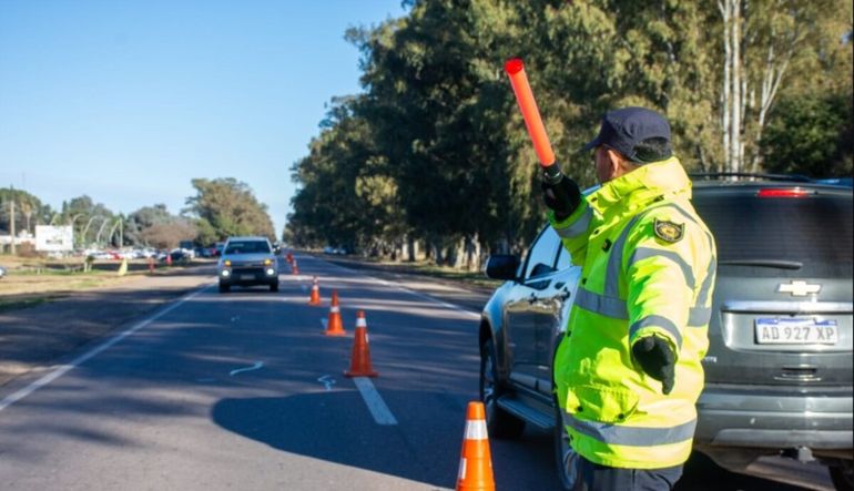 Los agentes de seguridad controlarán que todos los autos cumplan con las requisitos obligatorios para salir a la ruta.