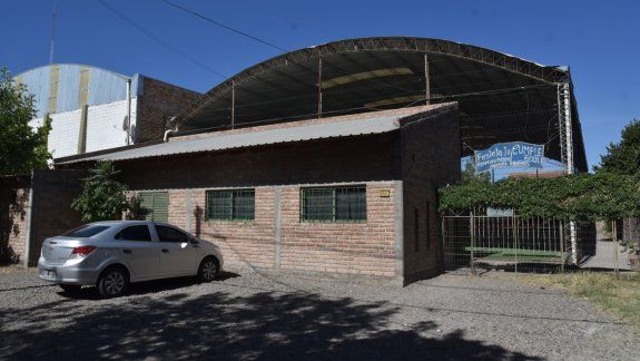Una de las canchas de la polémica. Los vecinos pidieron que se regulen los horarios de actividades.